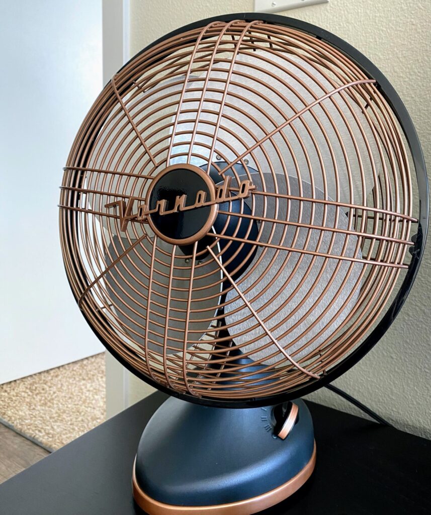 おしゃれでレトロな扇風機｜ボルネードの【シルバースワン】がやってき