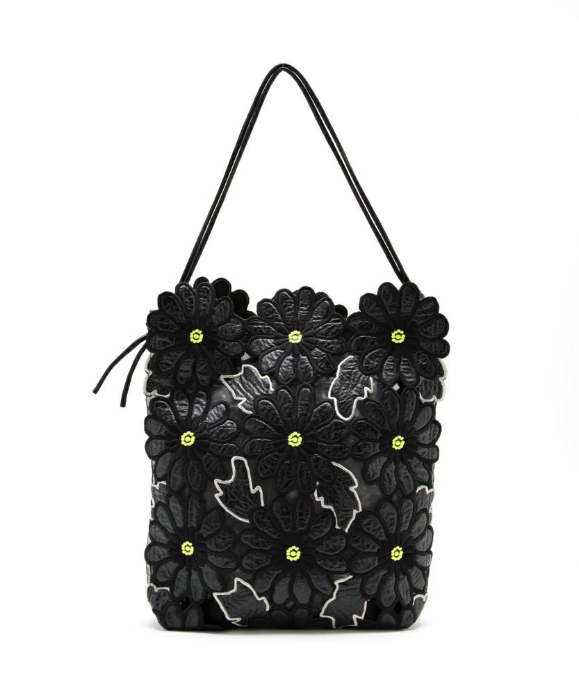 ロラライハリス♡フラワー型押し本革ブラック♡刺繍の肩掛けファスナー