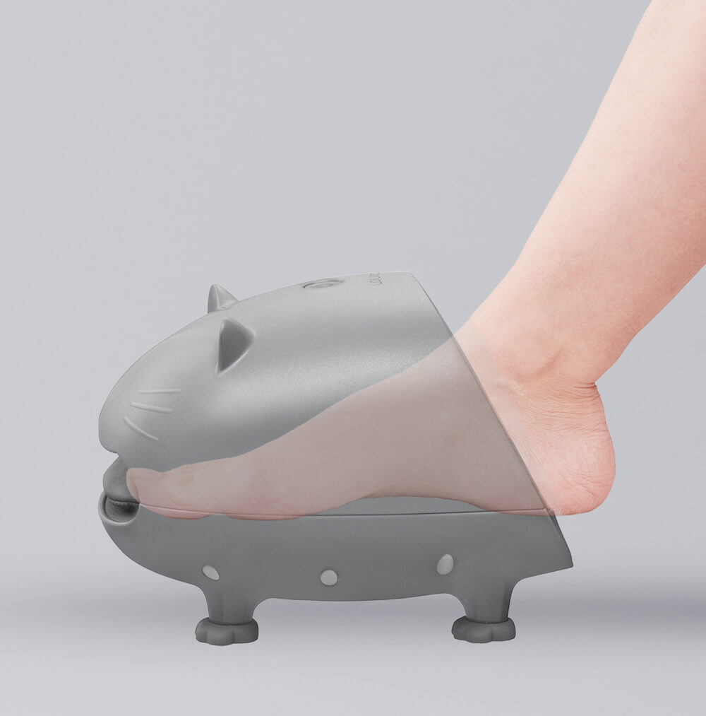 足を入れるとむぎゅーっと包み込む♪ ルルドのフットケア機器からネコ