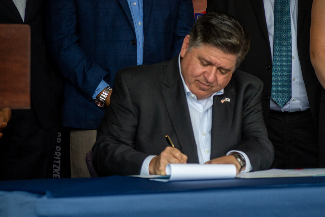 250814-PRITZKER-SIGN-AFLCIO-JN