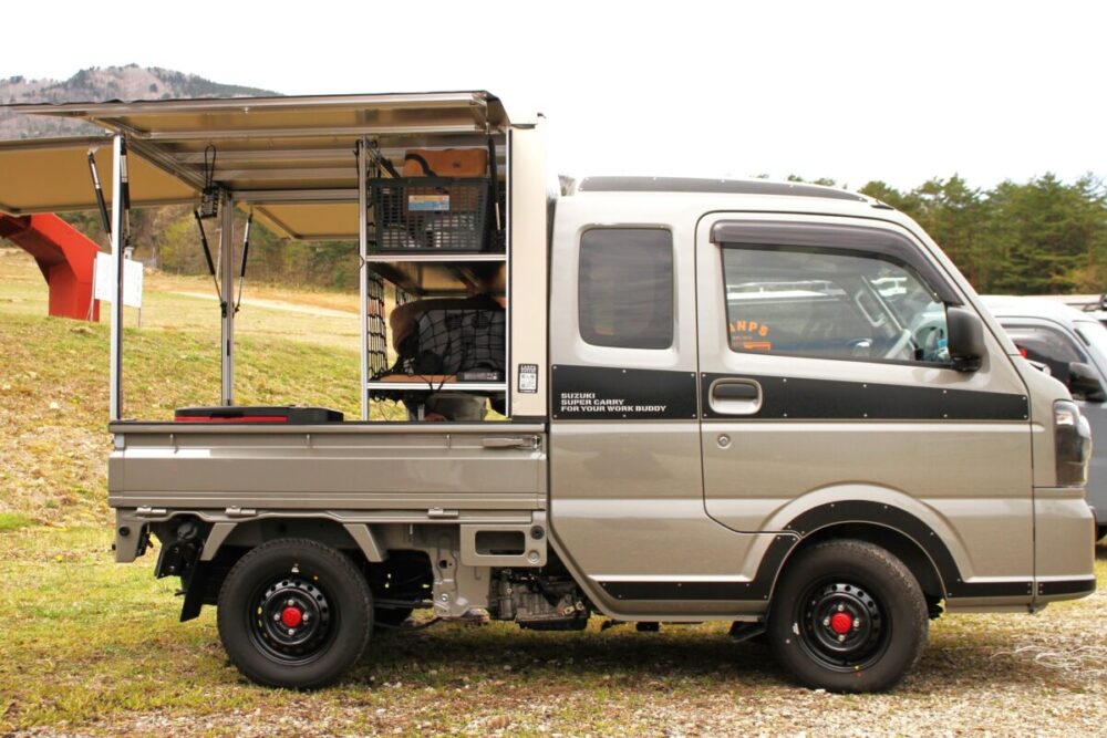 ビッグサイズの棚を取り付けOK！ さらに車中泊まで可能な万能