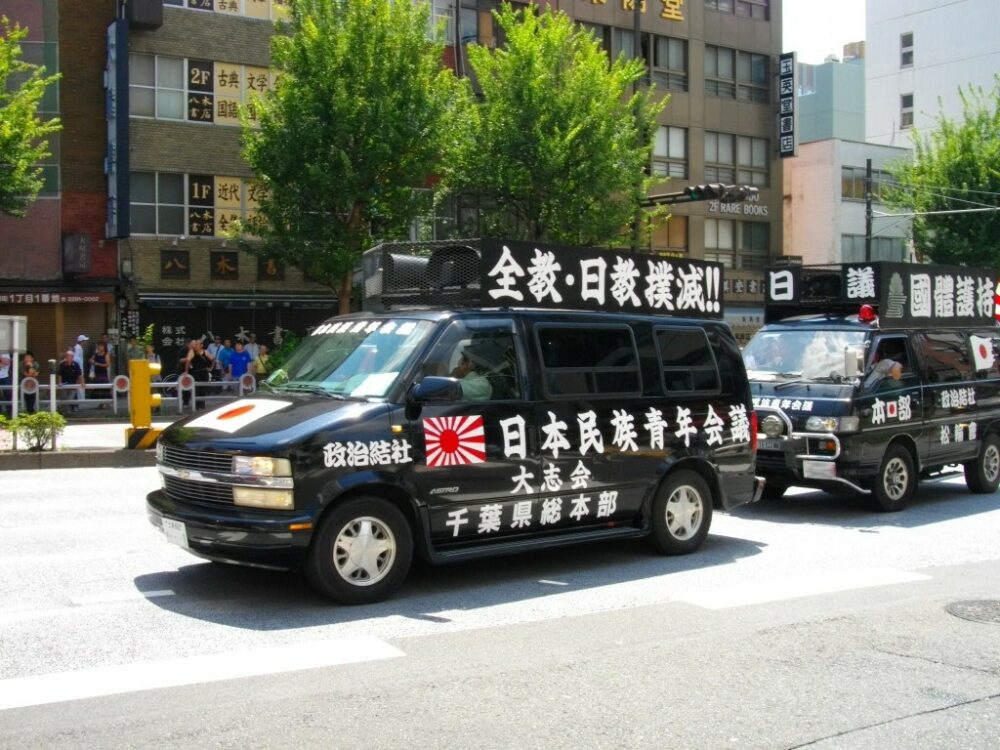 街宣車はうるさい怖いだけではない？その目的と許可や時間と使用曲は