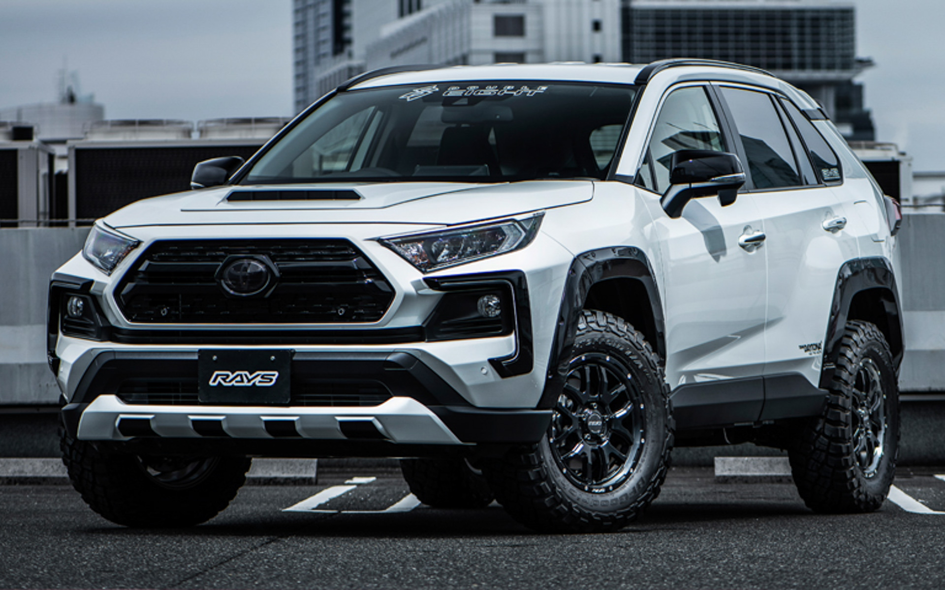 レイズ、TEAM DAYTONAホイール「F6 Boost」の5穴モデルに17インチ×8J