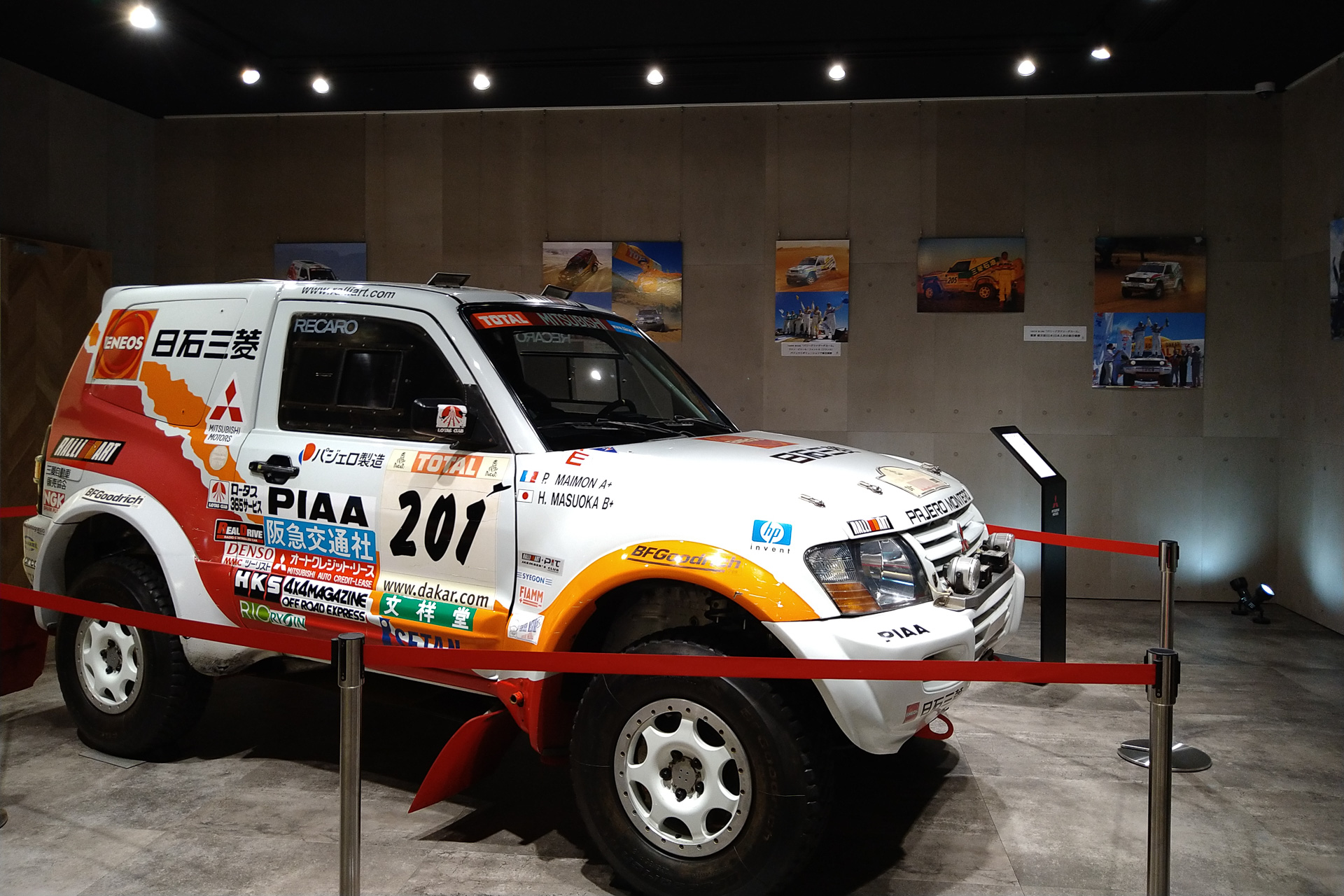 三菱自動車、2002年のダカールラリー優勝車「パジェロ」を展示する