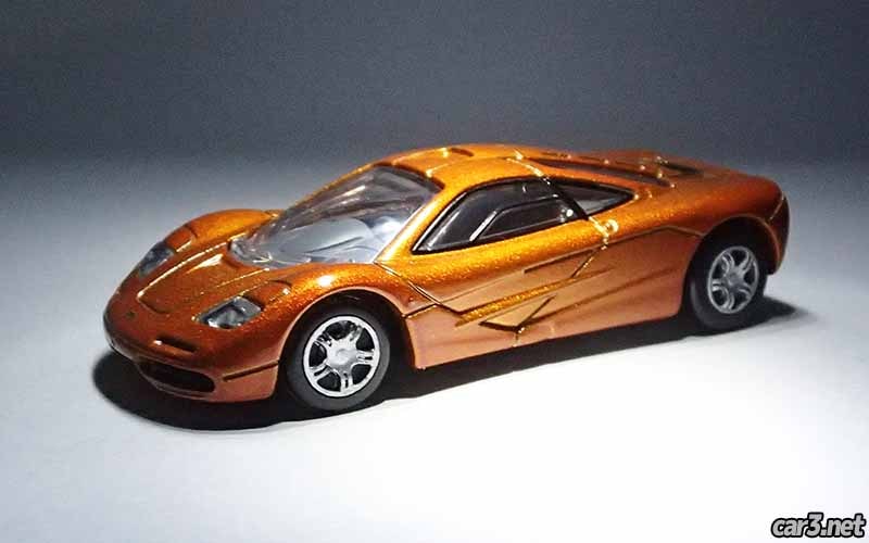 トミカプレミアムのマクラーレンF1とUT-modelsの1/18MclarenF1 GTR