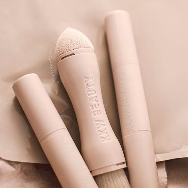 KKW BEAUTY CRÈME CONTOUR AND HIGHLIGHT KIT LIGHT | ATELIER RAISIN
