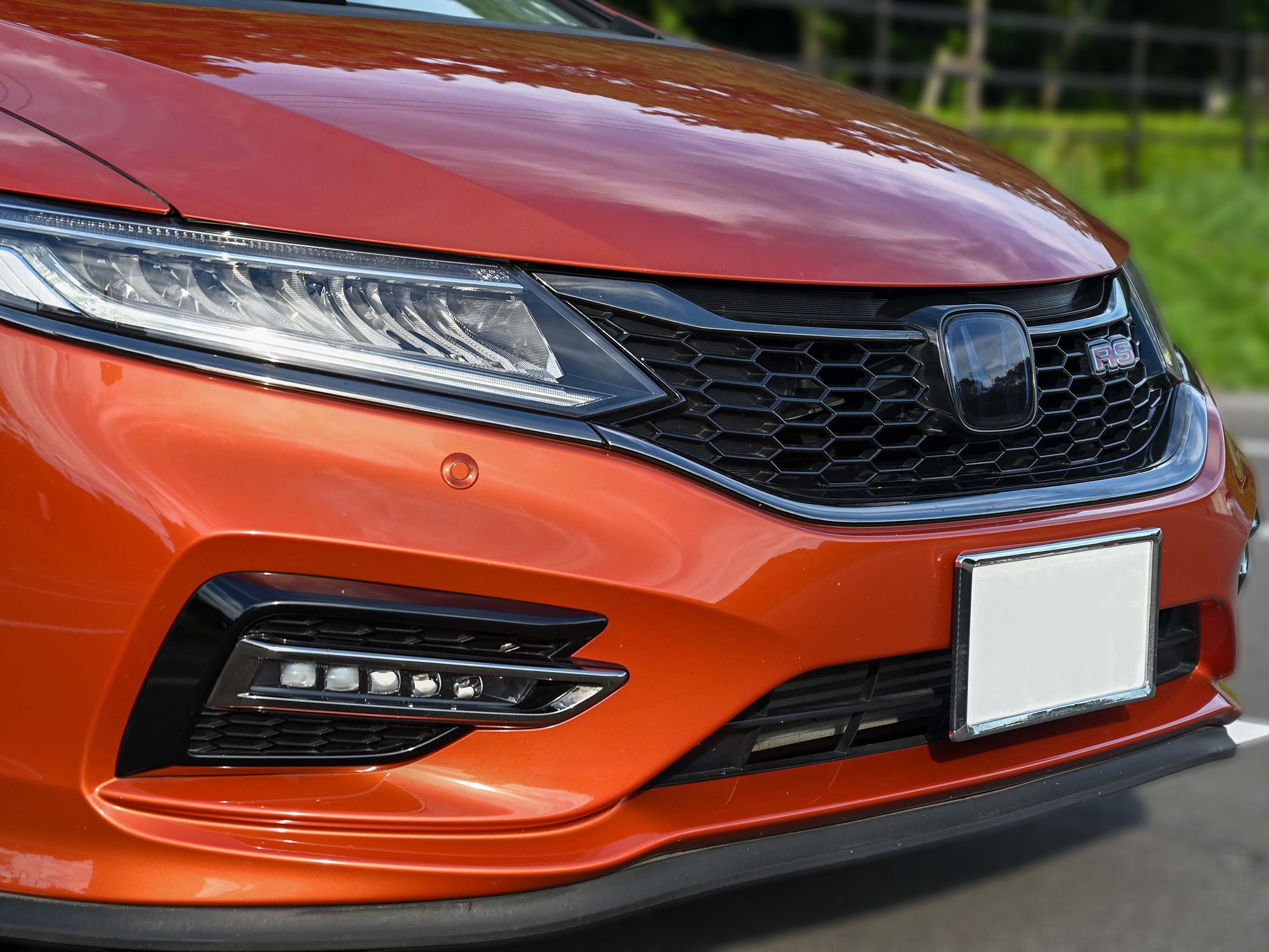 Tint+ ホンダ ジェイド FR4/FR5 後期 フロントエンブレム 用 (スモーク