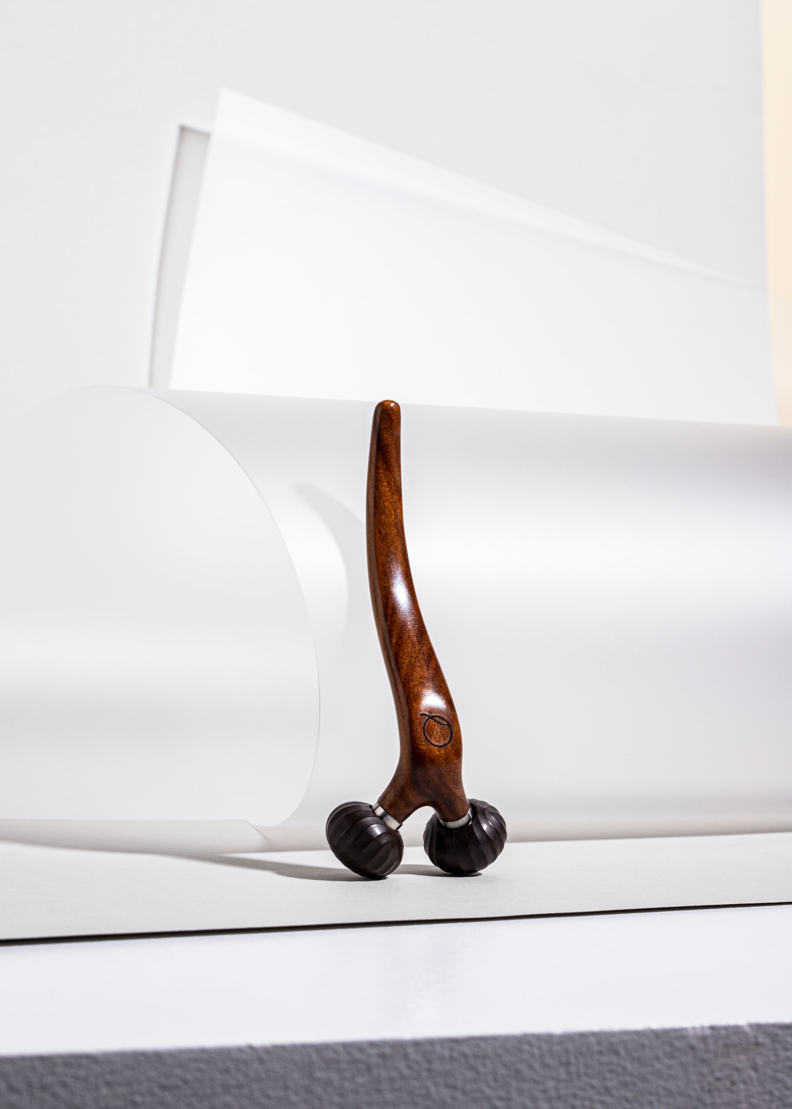 face & neck massaging tool – Carbonnique