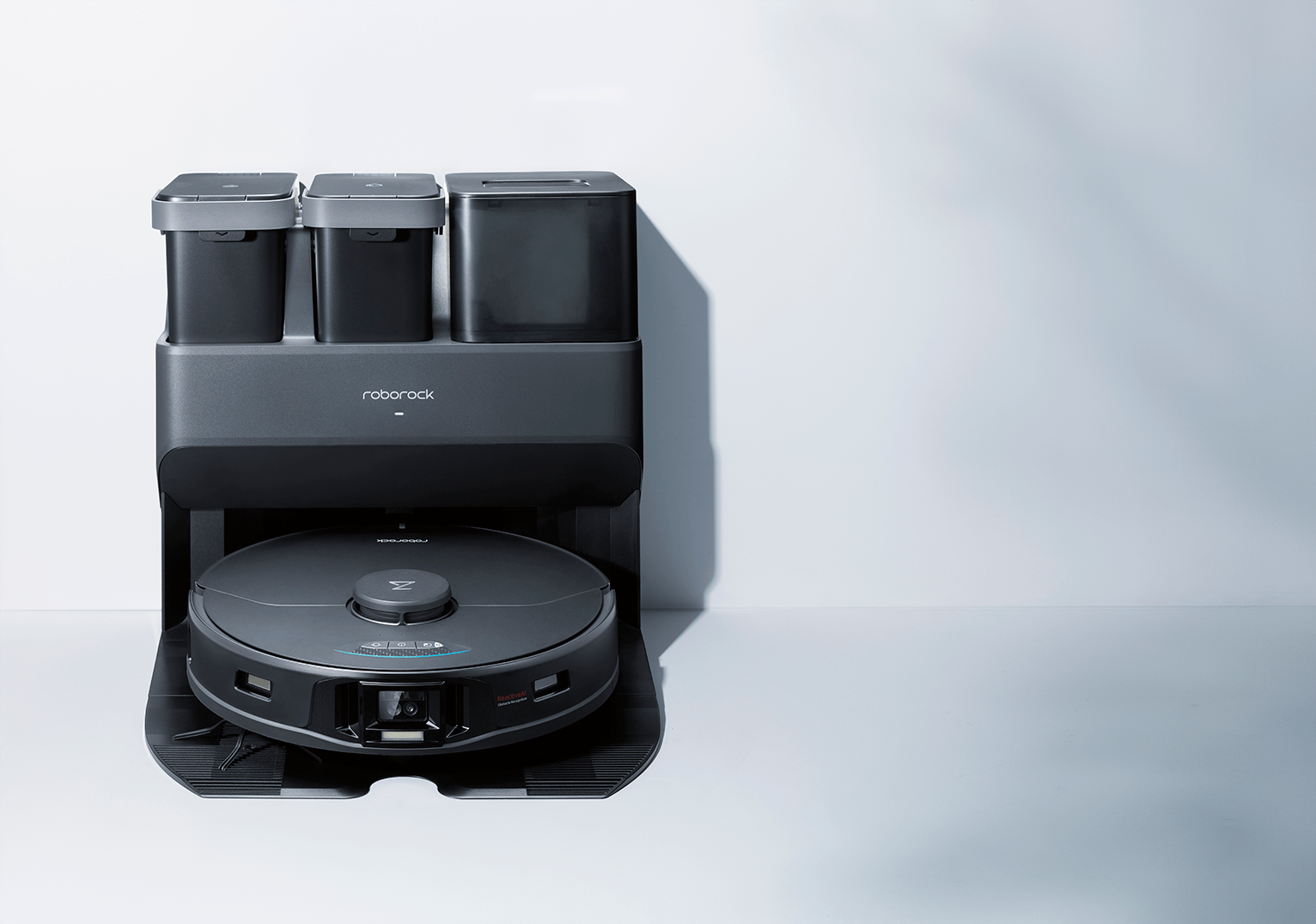 高い清掃力と回避性能に加え、モップ洗浄・給水・ゴミ収集を全自動化