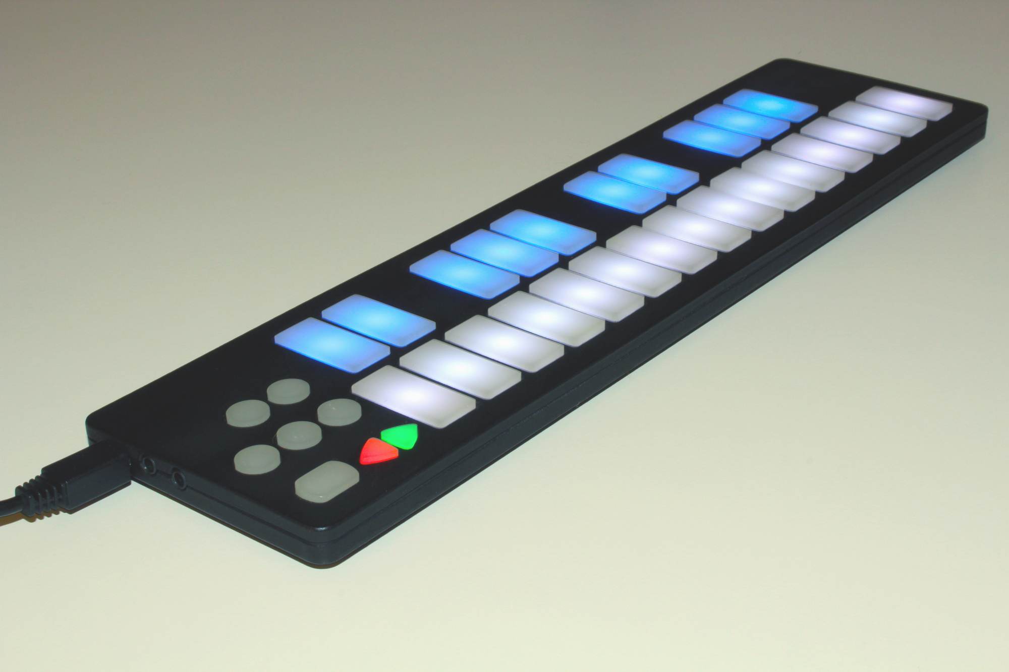 QuNexus is Touch-Sensitive, Tilt Mini-Keyboard with CV, MIDI, OSC