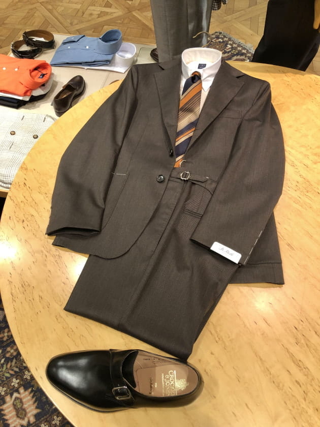 De Petrillo」大人のブラウンスーツはキャバルリーツイルで