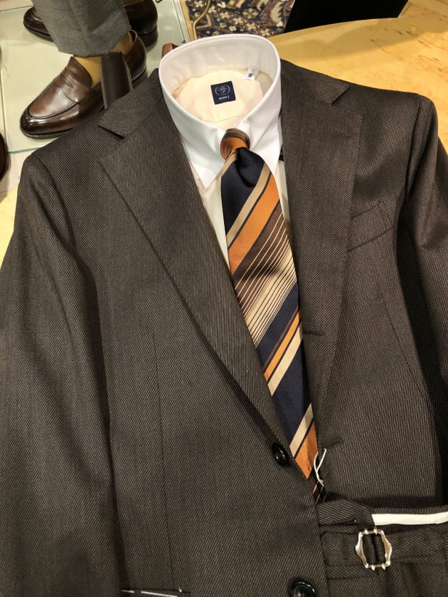 De Petrillo」大人のブラウンスーツはキャバルリーツイルで