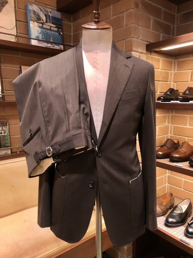De Petrillo」大人のブラウンスーツはキャバルリーツイルで