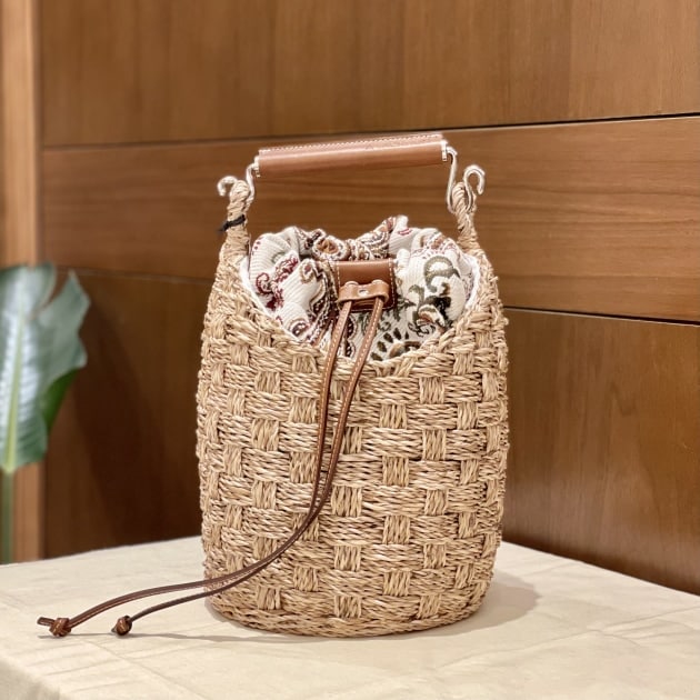 【美品】A VACATION BUCKET ブラウンベイズリー かごバッグ 夏にこそ持ちたい＜A VACATION（ア ヴァケーション)>②｜ビームス