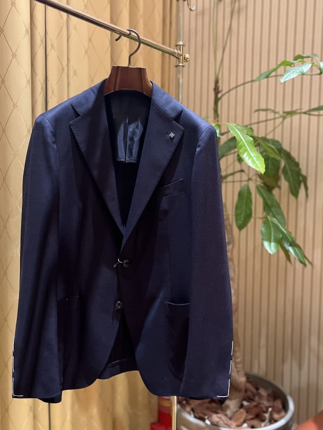 春に新調したいNAVYホップサックジャケット。〈TAGLIATORE〉と告知
