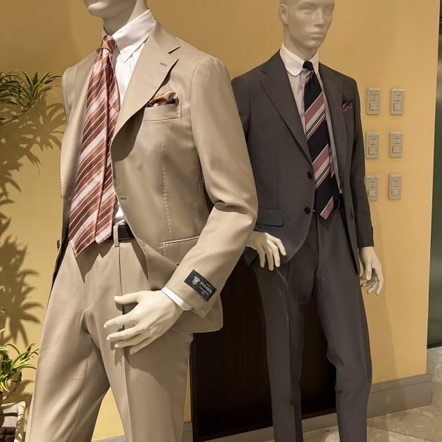 招きン』~ベージュ&グレーに合うピンク~｜ビームス ハウス メン 神戸