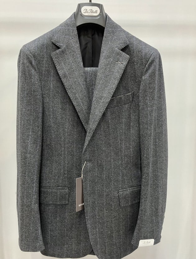 De Petrillo〉2024秋冬に注目したいストライプスーツの新作を