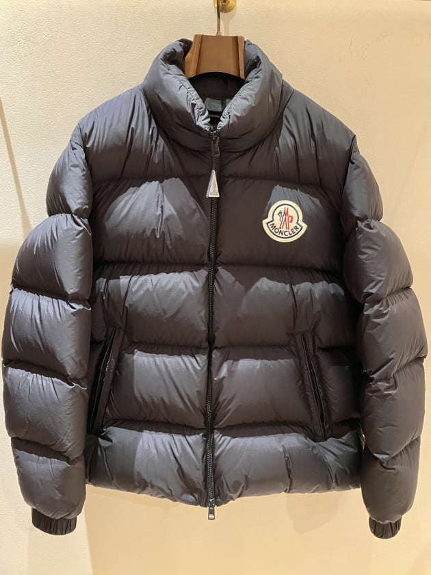 MONCLER〉フロントのブランドワッペンが目を引くダウンジャケットを