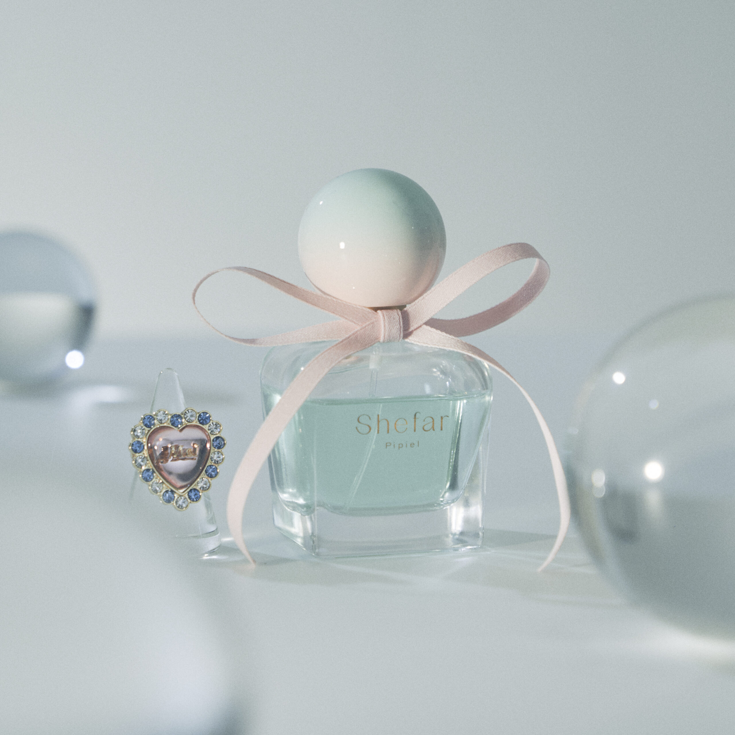 佐藤ノアがプロデュースする香りのブランド「Shefar」とアクセサリー