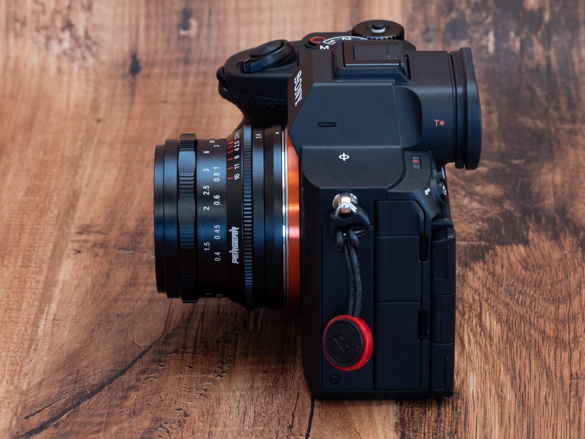 超コンパクト！ Pergear 35mm F1.4 フルサイズ対応単焦点レンズ レビュー