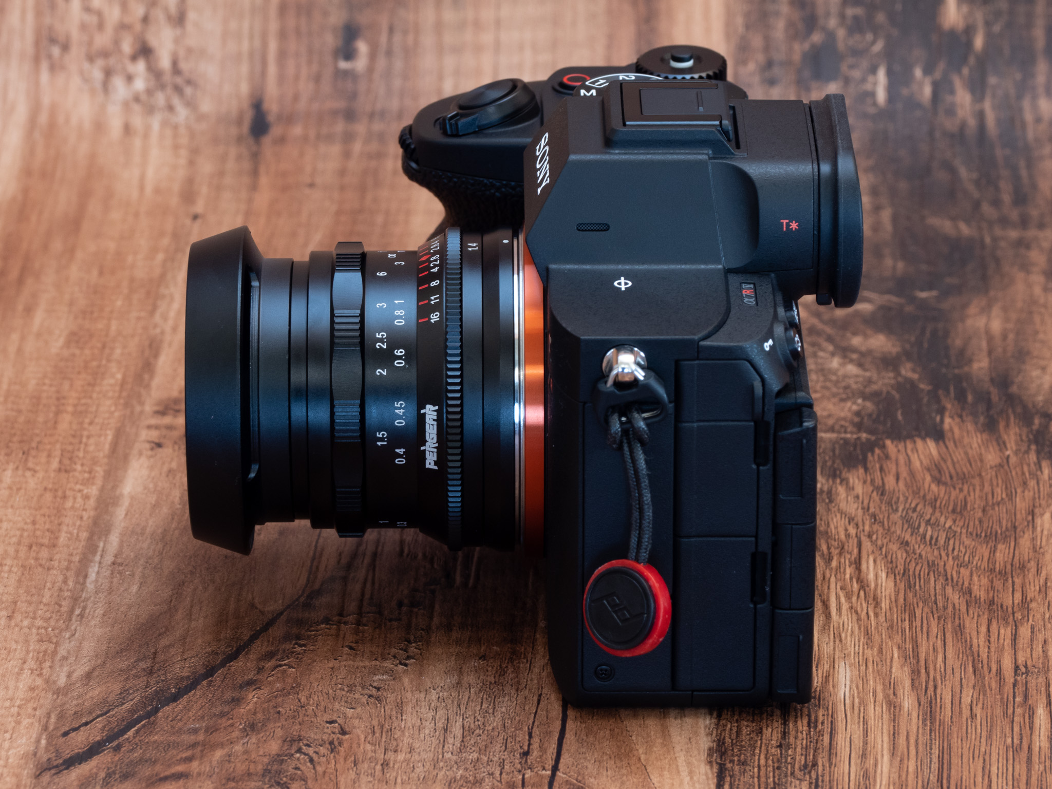 超コンパクト！ Pergear 35mm F1.4 フルサイズ対応単焦点レンズ レビュー