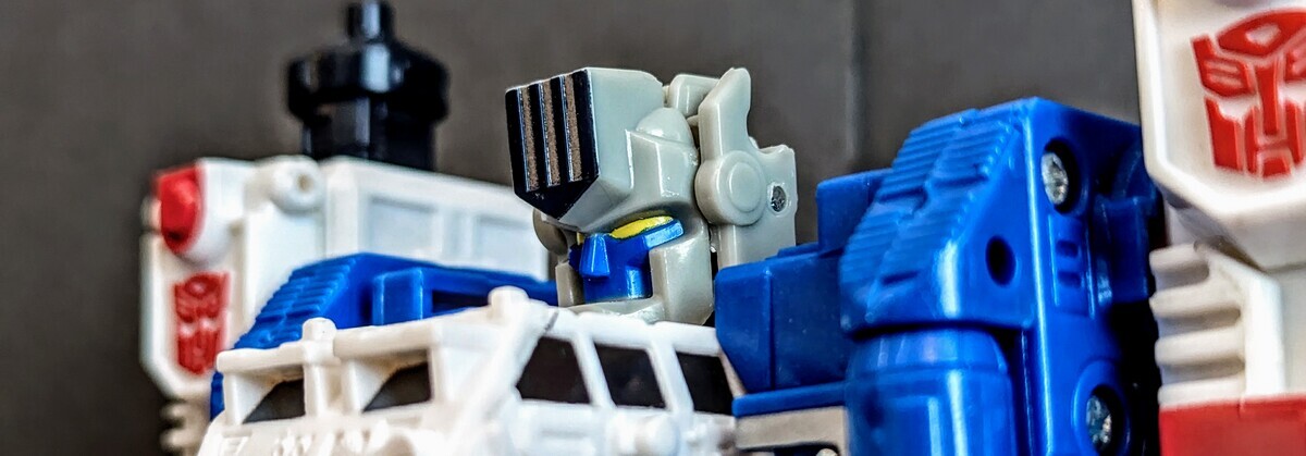 Transformsers: ENERGON ULTRA MAGNUS with KNOCK OUT (2004) - 変圧器たち