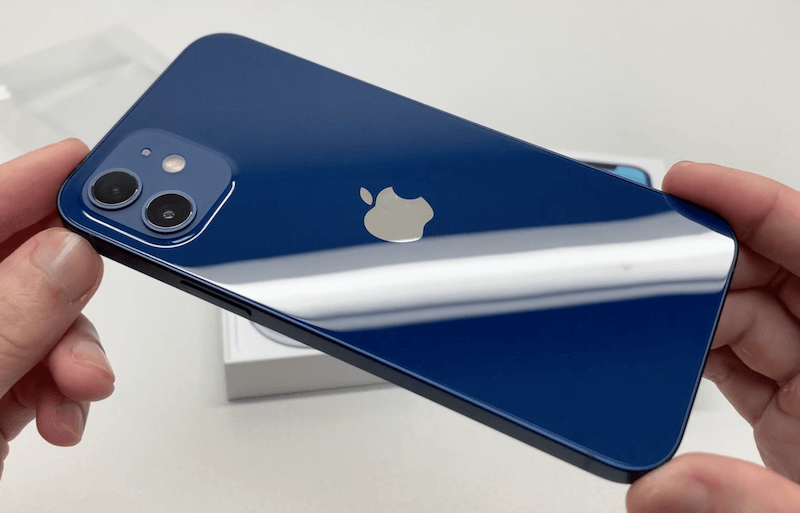 実機レビュー】iPhone 12 ブルー（青色）のデザイン｜色合い・カメラの