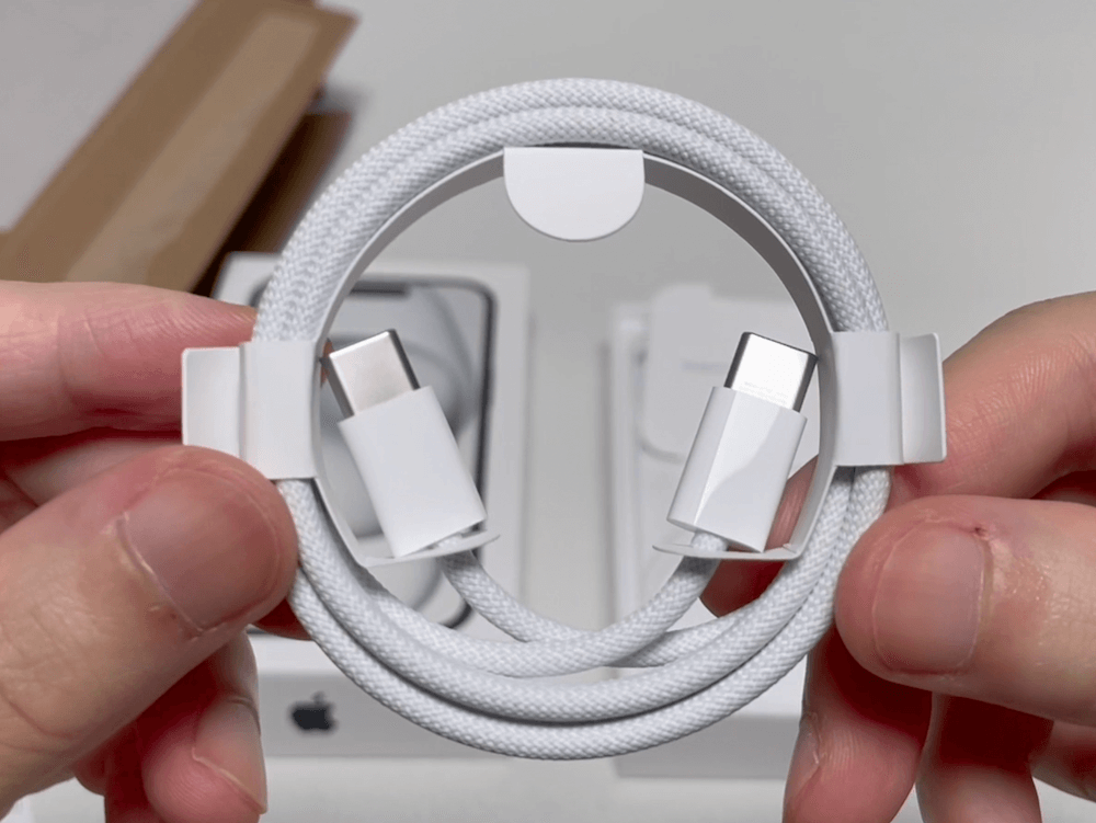 開封レビュー】iPhone 15を購入してみた！付属品と必要なもの - iPhone