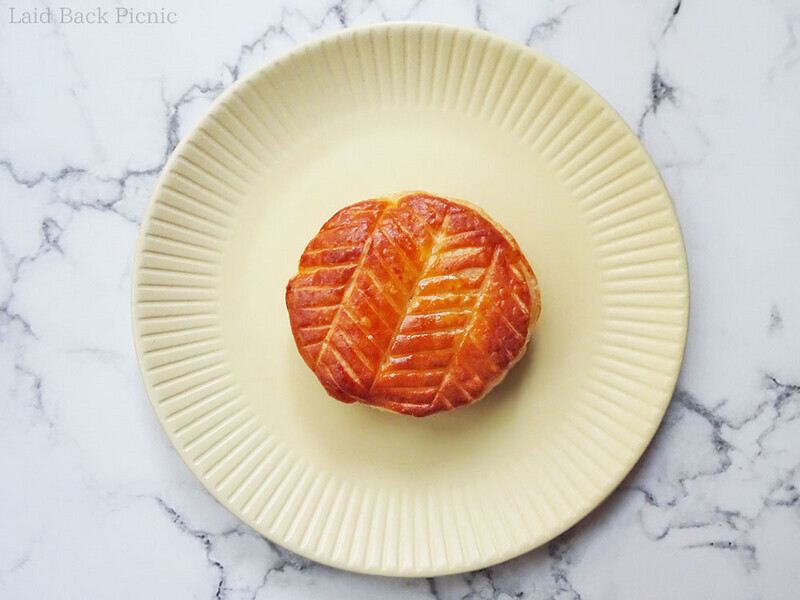 ひとりサイズのガレット・デ・ロワ＆天使のフェーブ『ガレット・デ