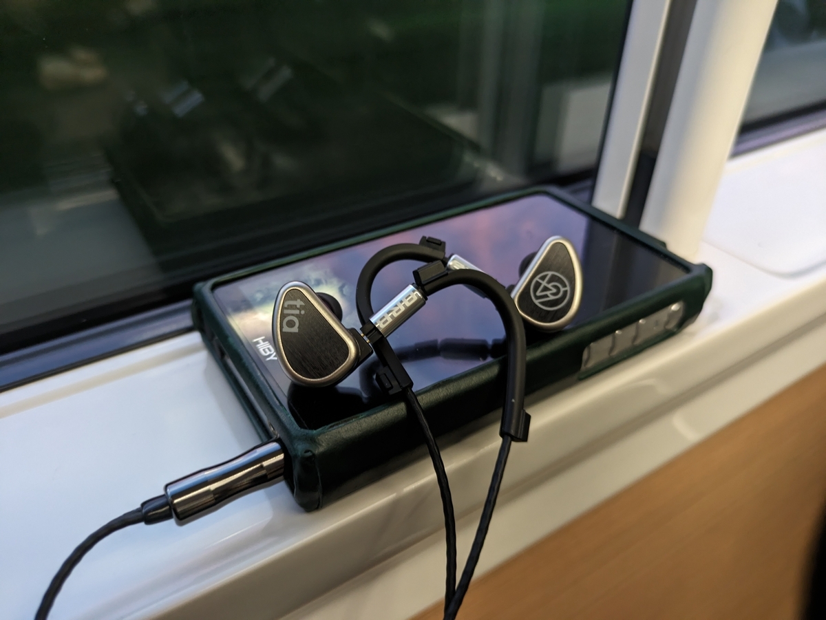 レビュー】64AUDIO tia Trió レスポンスの良さと空間表現の上質さに