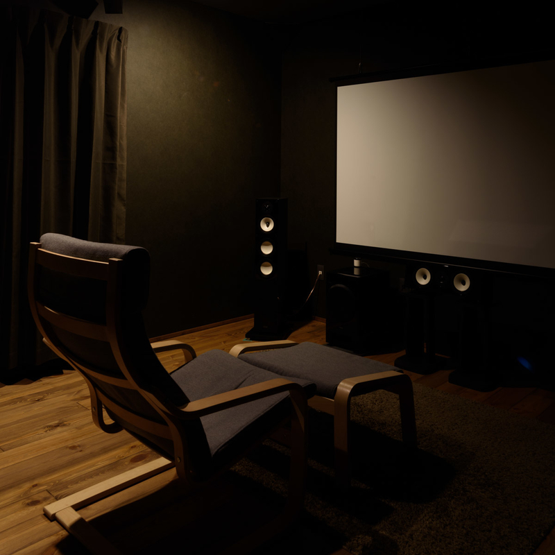 昼でも真っ暗!!映画に集中できる静かな空間 - シアタールームに