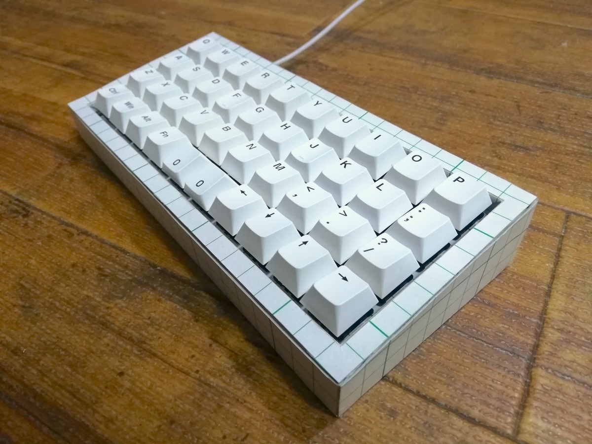 方眼工作紙とエアコンパテを使って作られた自由な自作キーボード