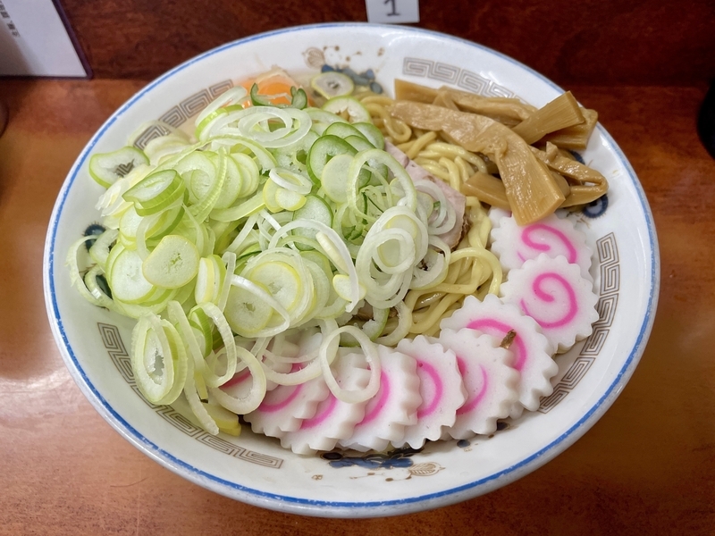 今週のラーメン5402】珍々亭（東京・武蔵境）油そば なると盛 ネギ