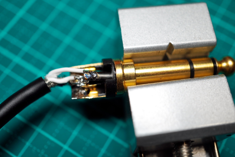 SONY のヘッドホン「MDR-1AM2」用に 6.3mm ステレオ標準プラグケーブル