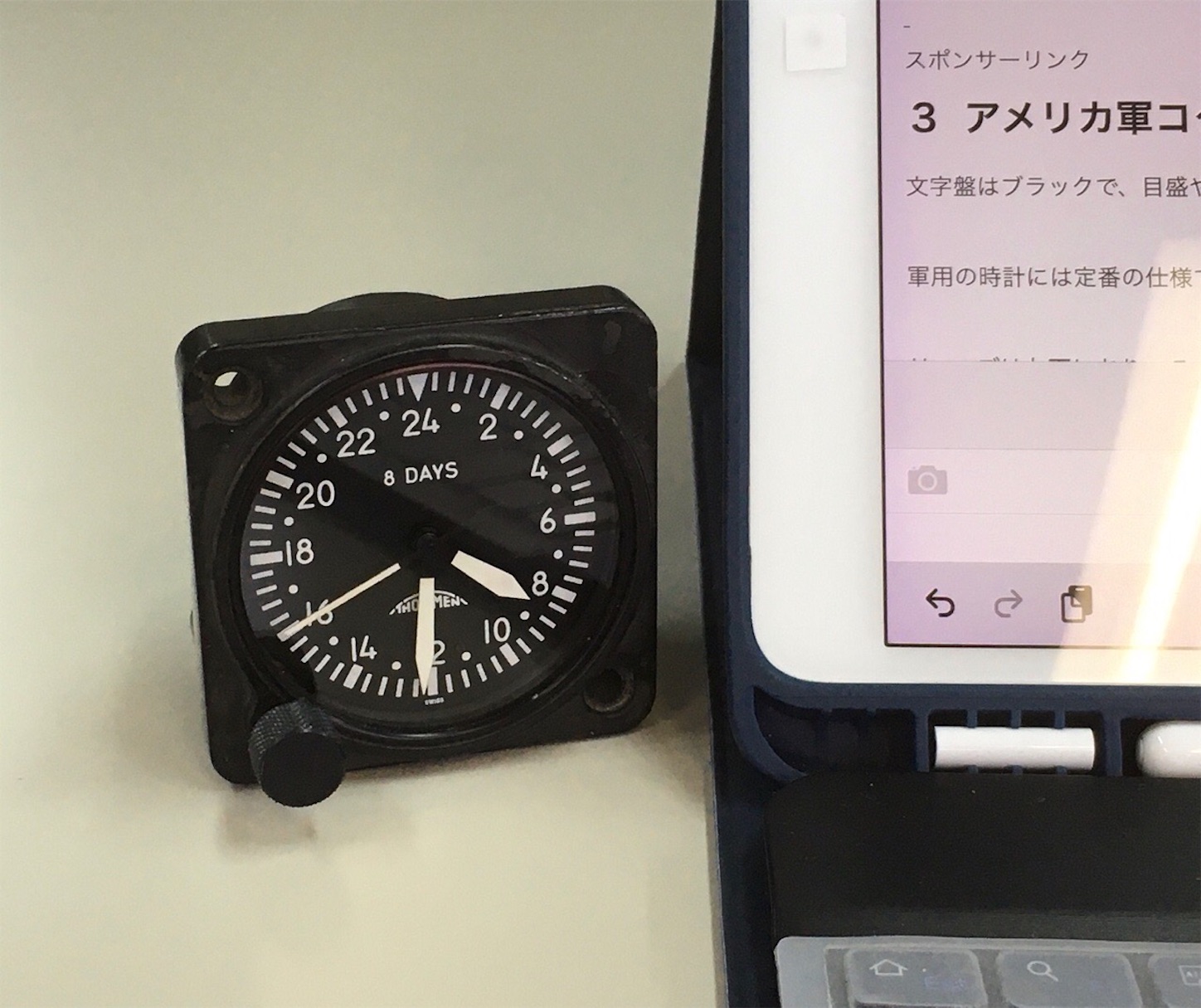 ミニチュア戦闘機とコックピット時計(不動) ミニチュア戦闘機と