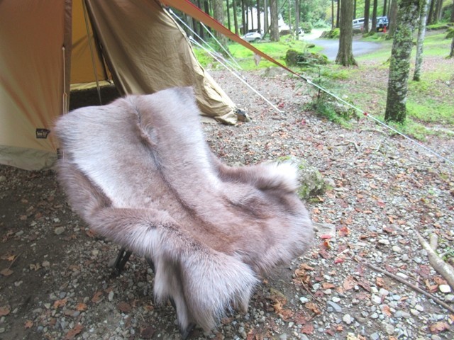 トナカイ毛皮をキャンプのラグに！暖かさは？臭いは？肌触りは？お