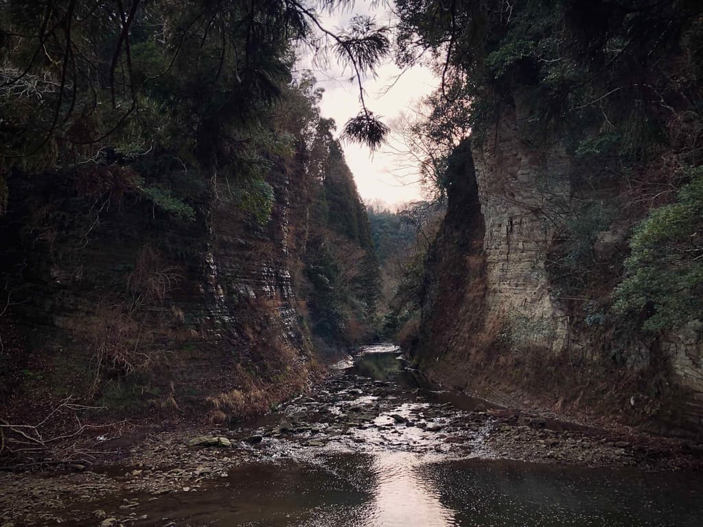 OLYMPUS M-1とG.Zuiko Auto-W 28mm f3.5で養老渓谷の弘文洞跡を撮っ