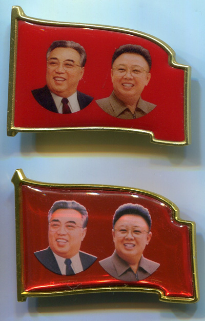 北朝鮮 金日成・金正日バッジ（2種） ～金正恩時代におけるバッジの小