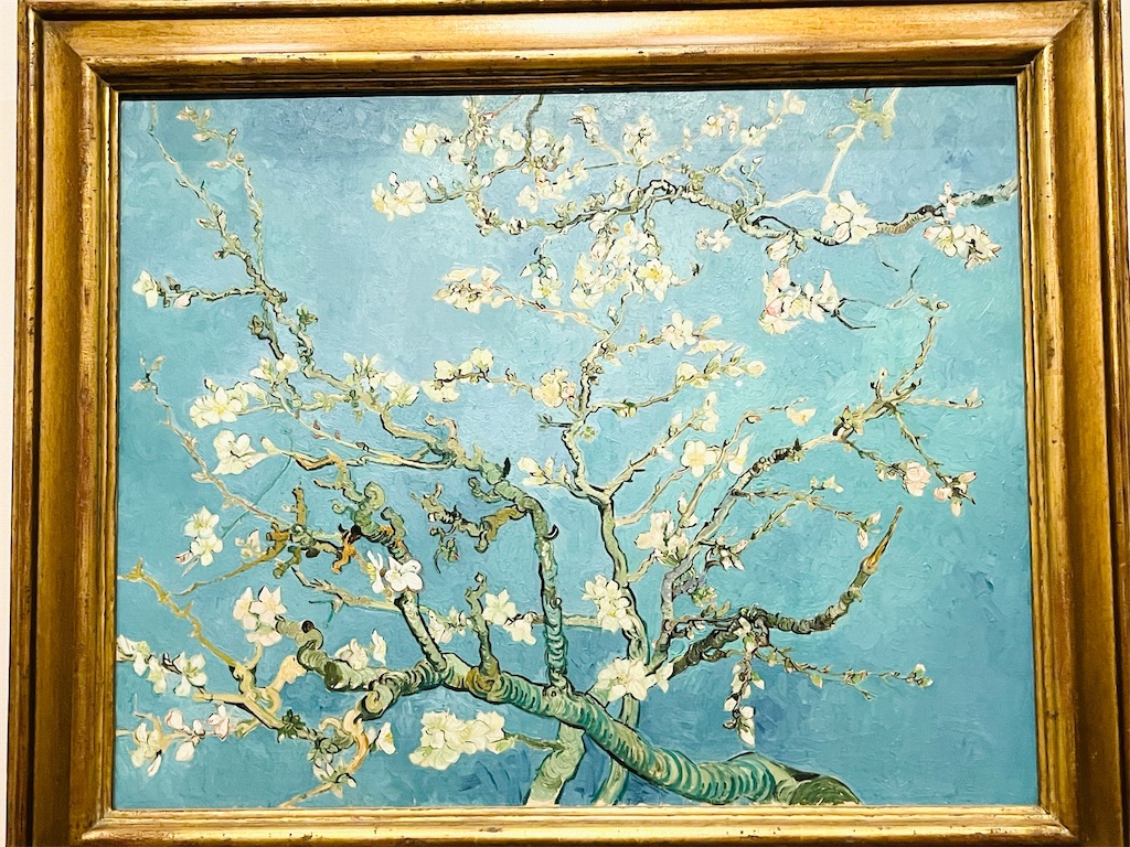 花咲くアーモンドの木の枝》ゴッホが贈った世界、祝福は青空に咲いた