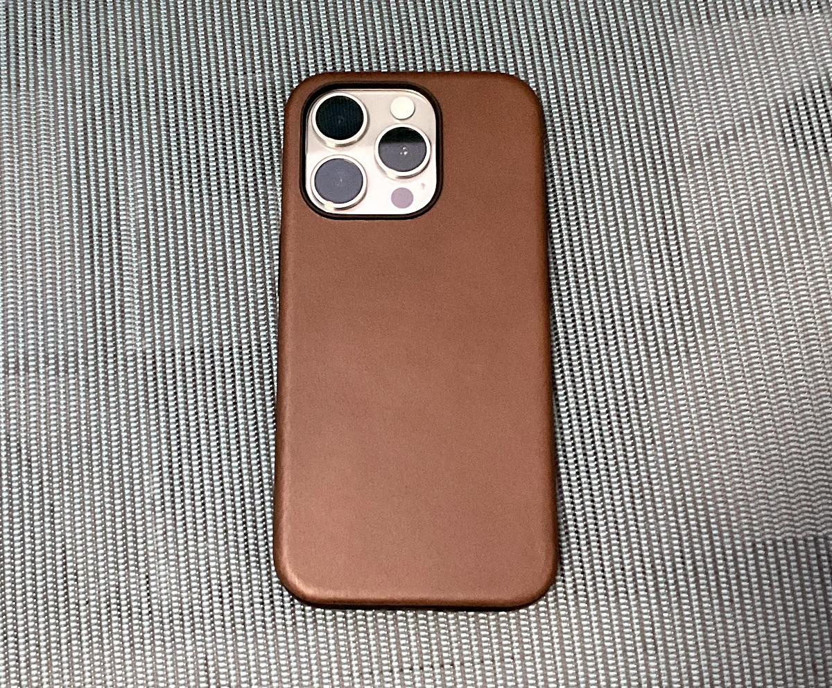 やはり「iPhone15 Pro」には「NOMAD Modern Leather Case」でいく