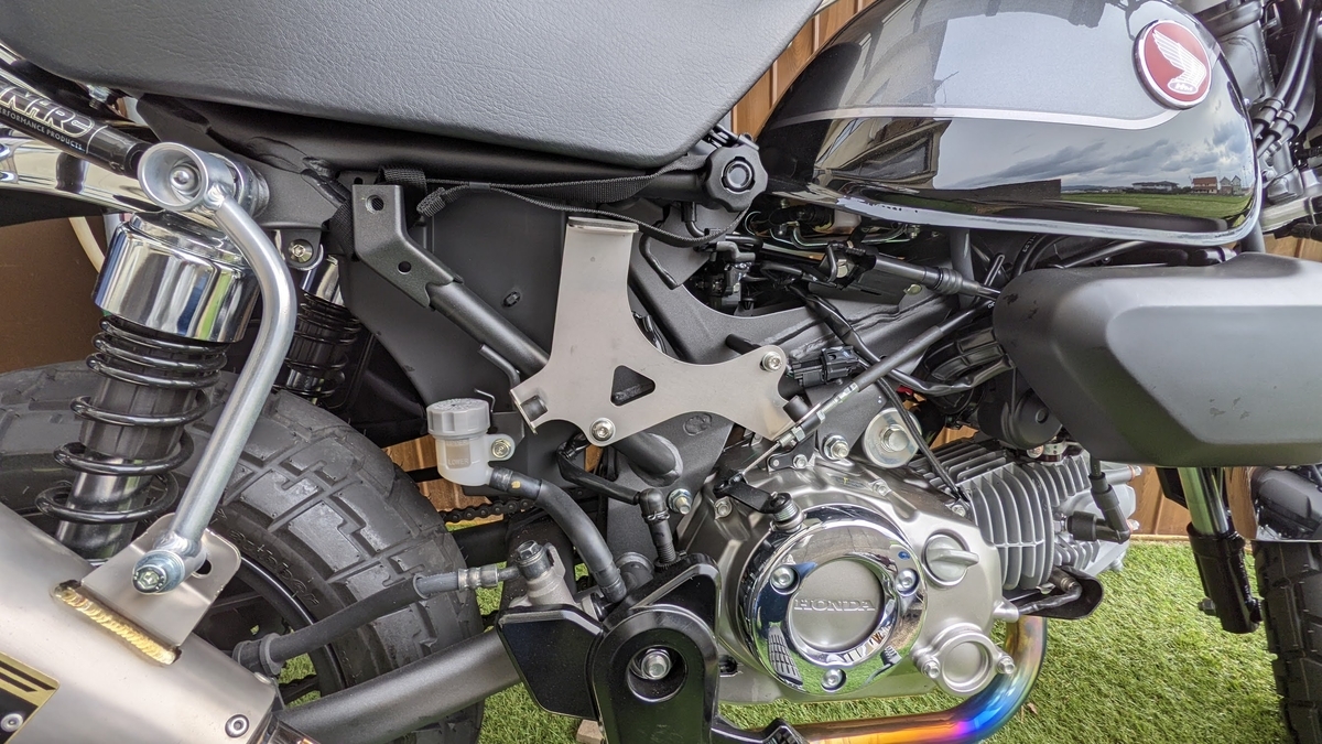 モンキー125に、ヨシムラの右側用のサイドカバーを取り付け。 - たまに