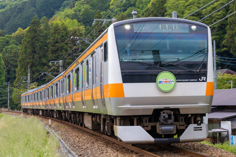 E233系「東京アドベンチャーライン」ラッピング列車が中央線等に