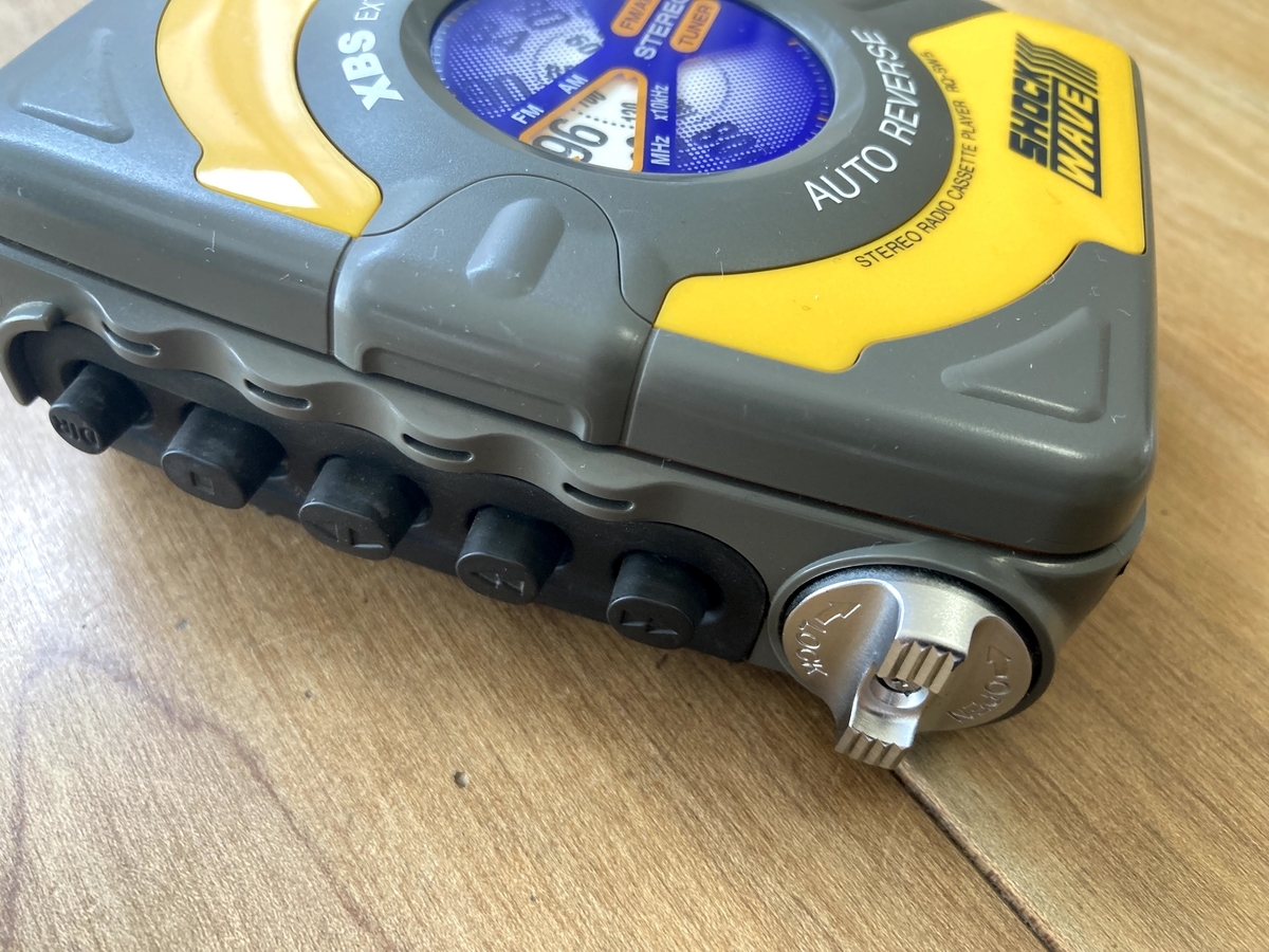 RQ-SW5（SHOCK WAVE）】ファットデザインの黄色い90年代カセットテープ