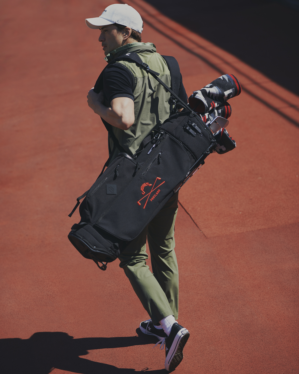 上級者見えを叶えるキャディバッグは“黒”が正解 - BRUDER