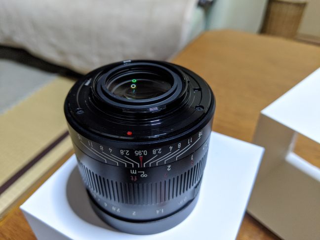 新しいけどオールドっぽい単焦点レンズ 7Artisans 35mm F0.95 (MFT) を