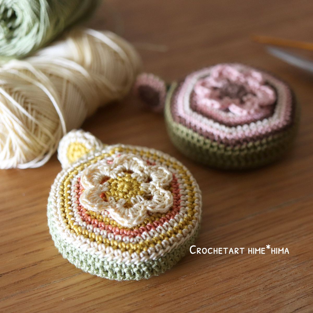 編み図あり｜ダイソーのロータリーメジャーを編みくるんでみた♪｜編み