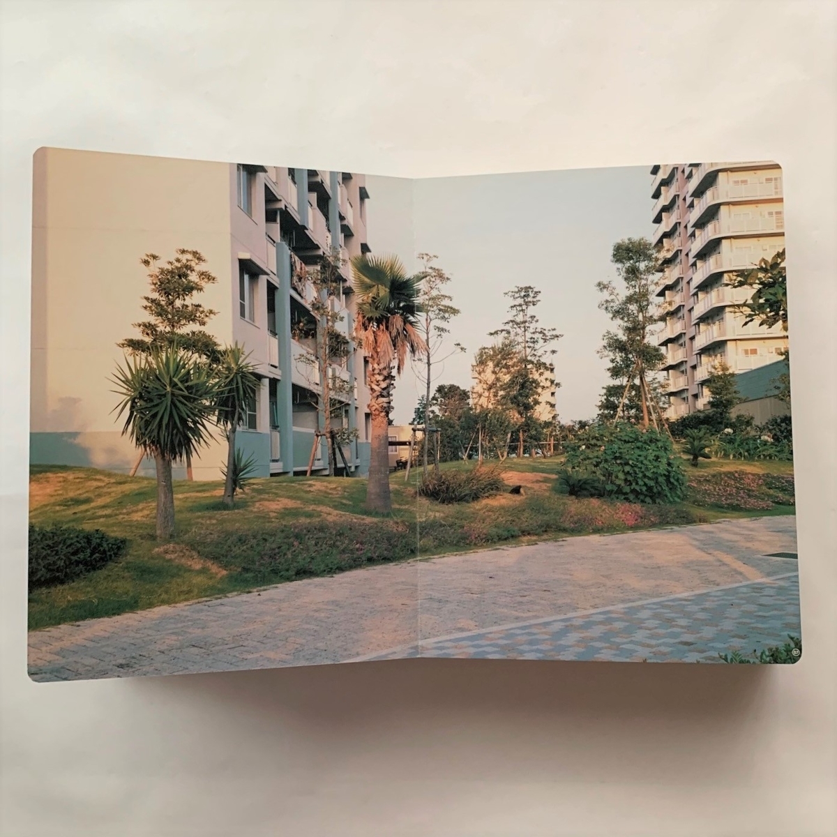 東京郊外 TOKYO SUBURBIA / ホンマタカシ - 本まるさんかくしかく Blog