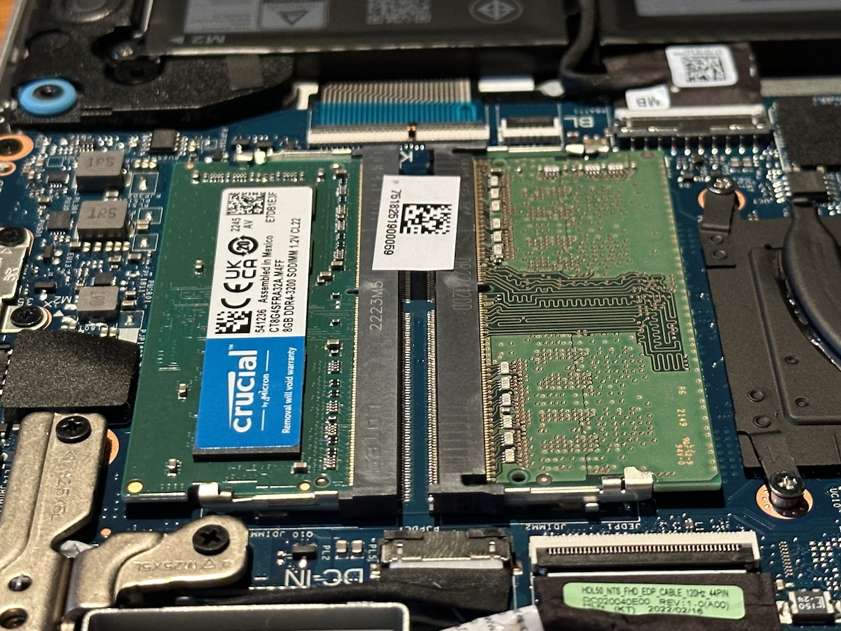 お買い物】DELL Inspiron 15 のメモリを8GB→16GBに増設 - 日本“シン”記録