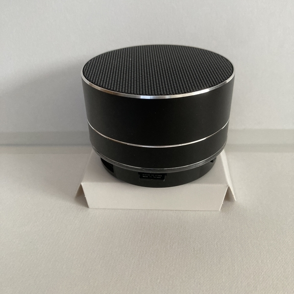 ダイソー】円筒型でコンパクト、Bluetoothスピーカーは機能的で便利