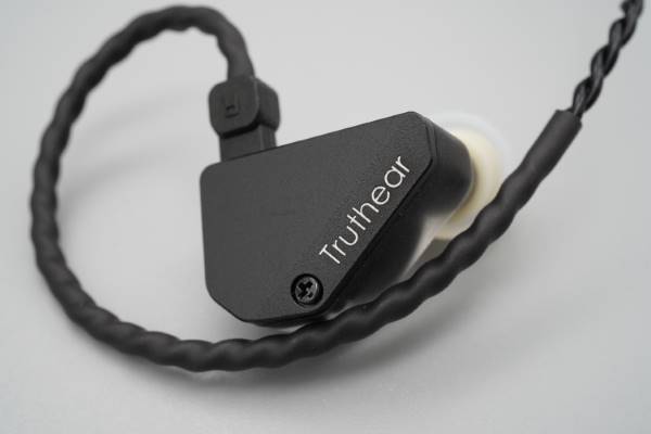 抜群の定位感は価格以上！推しの楽器が聞き取りやすい有線イヤホン